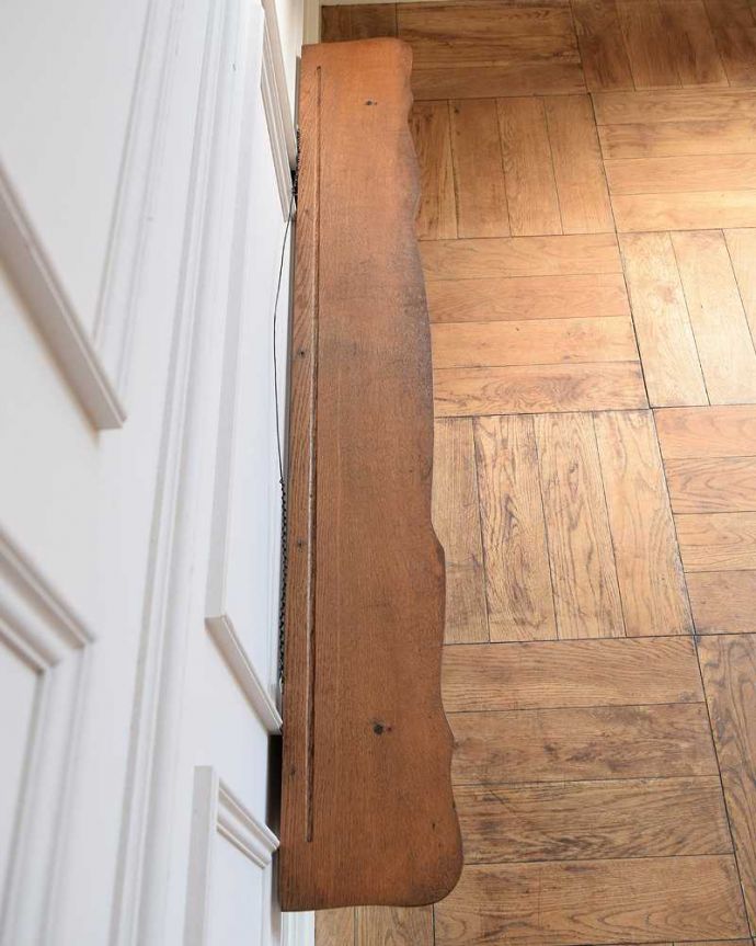 ウォールシェルフ・ウォールハンガー アンティーク家具 フランスアンティークの壁付け家具、フックが7つ付いた美しいウォールハンガー(壁付けシェルフ)。天板を上から見てみると・・・モノを乗せる天板もアンティーク家具専門の職人がこんな感じできちんと仕上げました。(j-2362-f)