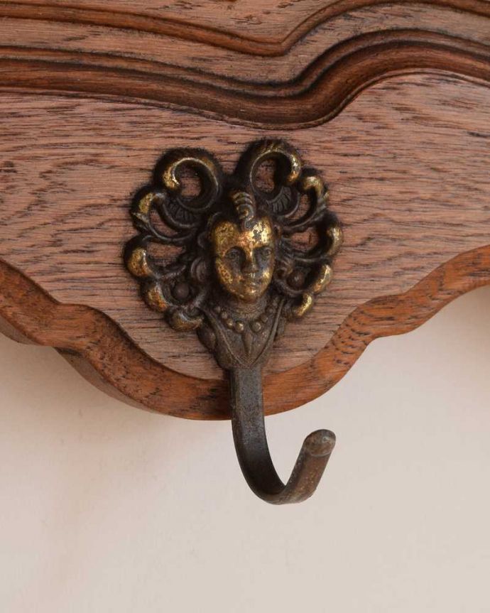 ウォールシェルフ・ウォールハンガー アンティーク家具 フランスアンティークの壁付け家具、フックが7つ付いた美しいウォールハンガー(壁付けシェルフ)。いろいろ便利に使える仕掛けオリジナルのフックは形も色もアンティークらしく素敵。(j-2362-f)