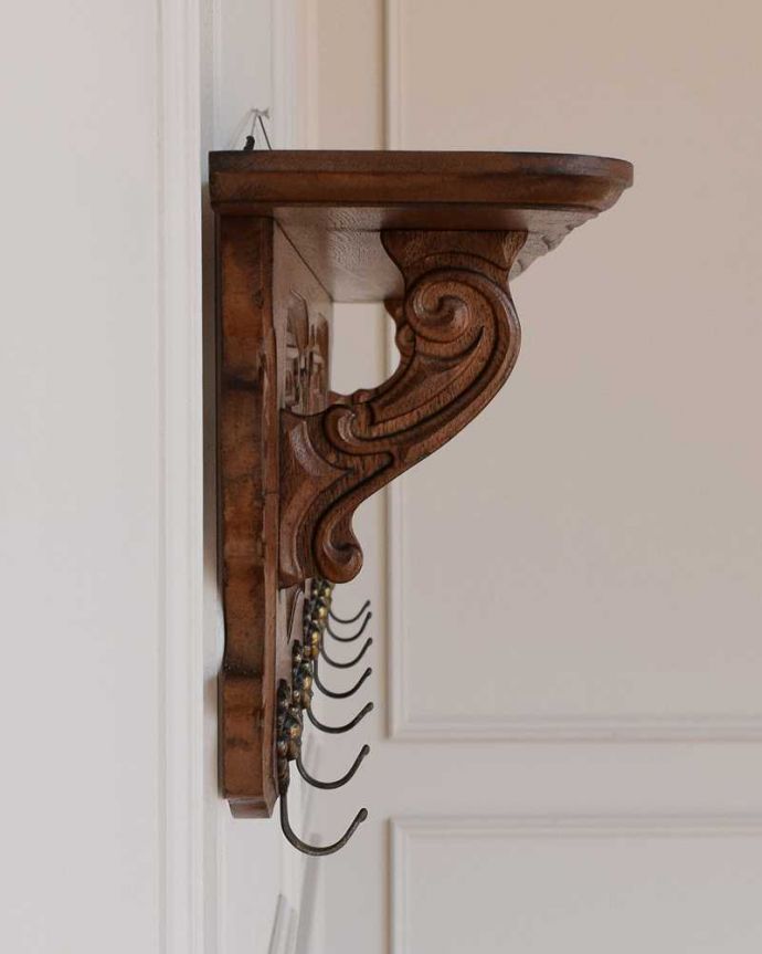 ウォールシェルフ・ウォールハンガー アンティーク家具 フランスアンティークの壁付け家具、フックが7つ付いた美しいウォールハンガー(壁付けシェルフ)。横から見ても可愛いデザインですもちろん横顔だってフランスらしく可愛いデザイン。(j-2362-f)