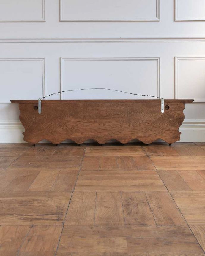 ウォールシェルフ・ウォールハンガー アンティーク家具 フランスアンティークの壁付け家具、フックが7つ付いた美しいウォールハンガー(壁付けシェルフ)。後ろ側を見てみると・・・アンティークは新品ではないので、もちろん経年変化によるキズはありますが、壁への取り付け部分も職人がキレイに修復しました。(j-2362-f)