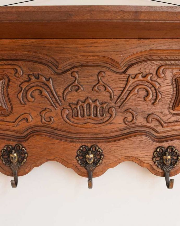 ウォールシェルフ・ウォールハンガー アンティーク家具 フランスアンティークの壁付け家具、フックが7つ付いた美しいウォールハンガー(壁付けシェルフ)。フランスらしい彫りフランスらしさの象徴とも言える、優雅な彫りの装飾。(j-2362-f)