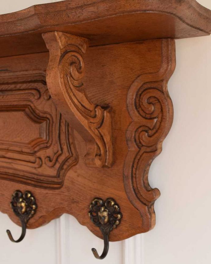 ウォールシェルフ・ウォールハンガー アンティーク家具 フランスアンティークの壁付け家具、フックが7つ付いた美しいウォールハンガー(壁付けシェルフ)。美しい彫にもうっとり…妥協がないフランスらしい美しさを見つけるたびに幸せな気分になります。(j-2362-f)