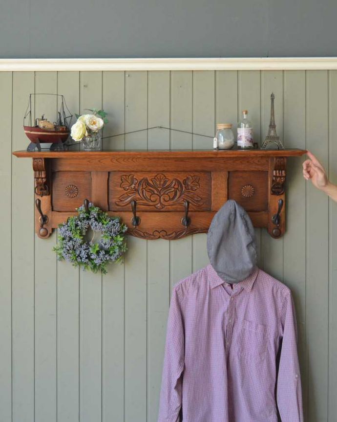 ウォールシェルフ・ウォールハンガー　アンティーク家具　お花の彫刻が女性らしい優雅なアンティークハンガー、フランス輸入のフック付きウォールシェルフ。壁をオシャレにしてくれる！実用的なアンティークフランスらしい優雅なデザインでおシャレな雰囲気を作ってくれるシェルフ。(j-2363-f)