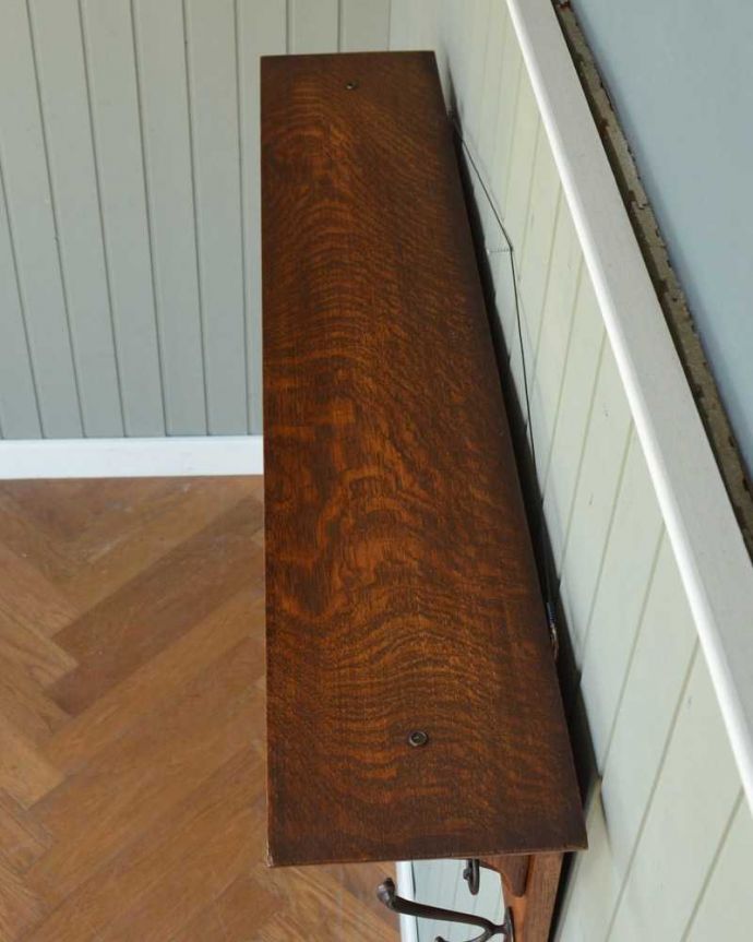 ウォールシェルフ・ウォールハンガー　アンティーク家具　お花の彫刻が女性らしい優雅なアンティークハンガー、フランス輸入のフック付きウォールシェルフ。天板を上から見てみると･･･モノを乗せる天板もアンティーク家具専門の職人がこんな感じできちんと仕上げました。(j-2363-f)