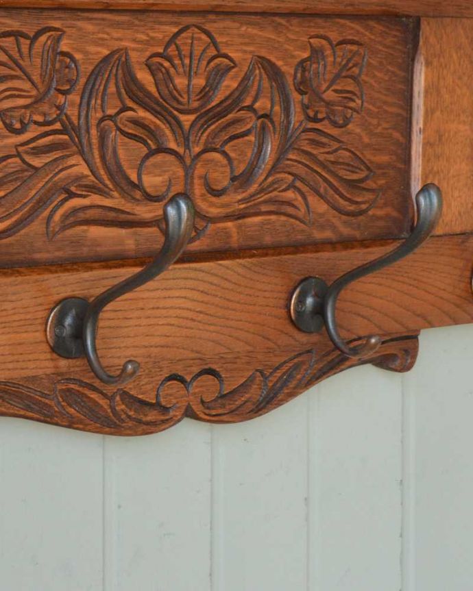 ウォールシェルフ・ウォールハンガー　アンティーク家具　お花の彫刻が女性らしい優雅なアンティークハンガー、フランス輸入のフック付きウォールシェルフ。いろいろ便利に使える仕掛けオリジナルのフックは形も色もアンティークらしく素敵。(j-2363-f)