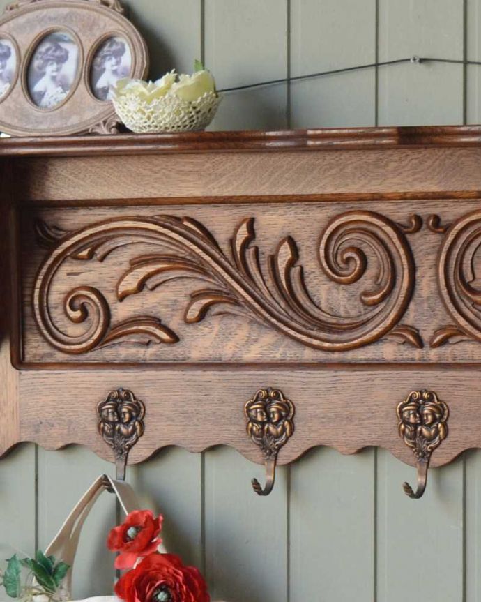 ウォールシェルフ・ウォールハンガー　アンティーク家具　プロヴァンス香るフランスのアンティークウォールシェルフ（フック付き）。壁のオシャレを楽しみましょう空いている壁に取り付けるだけでなんだかワクワクしちゃう可愛らしさ。(j-2364-f)