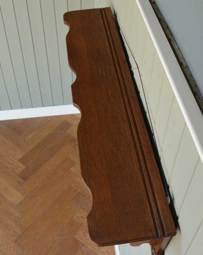 ウォールシェルフ・ウォールハンガー　アンティーク家具　プロヴァンス香るフランスのアンティークウォールシェルフ（フック付き）。天板を上から見てみると･･･モノを乗せる天板もアンティーク家具専門の職人がこんな感じできちんと仕上げました。(j-2364-f)