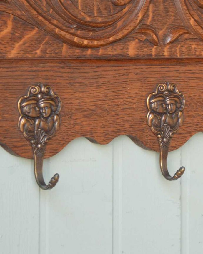 ウォールシェルフ・ウォールハンガー　アンティーク家具　プロヴァンス香るフランスのアンティークウォールシェルフ（フック付き）。いろいろ便利に使える仕掛けオリジナルのフックは形も色もアンティークらしく素敵。(j-2364-f)