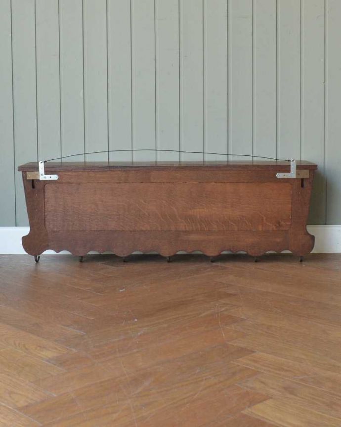 ウォールシェルフ・ウォールハンガー　アンティーク家具　プロヴァンス香るフランスのアンティークウォールシェルフ（フック付き）。後ろ側を見てみると･･･アンティークは新品ではないので経年変化によるキズはありますが、職人がキレイに修復しました。(j-2364-f)