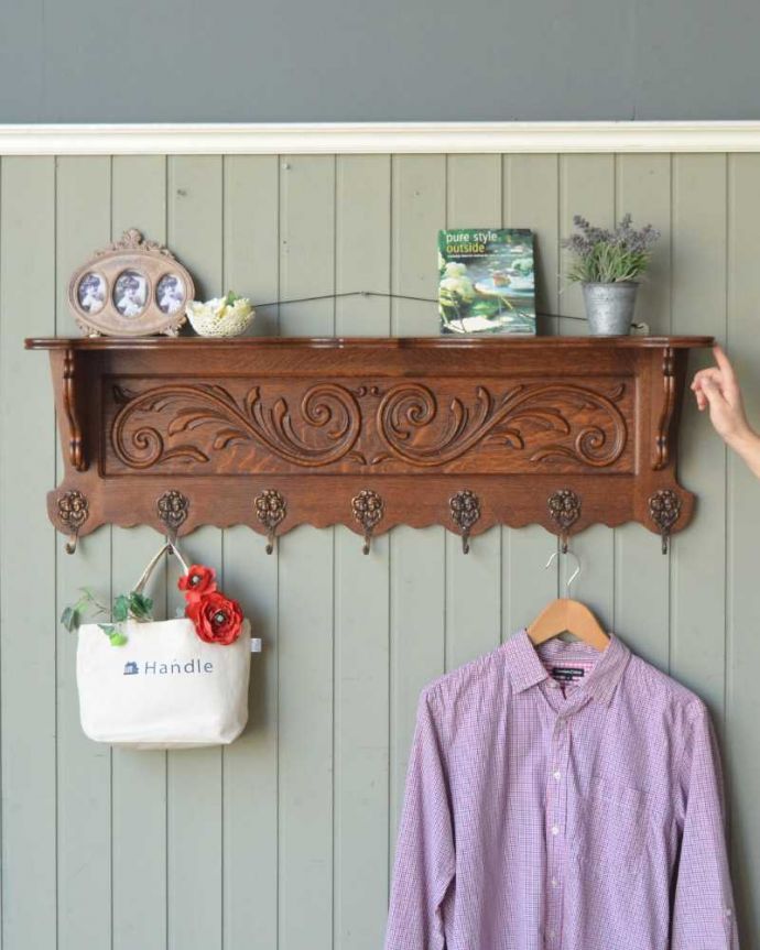 ウォールシェルフ・ウォールハンガー　アンティーク家具　プロヴァンス香るフランスのアンティークウォールシェルフ（フック付き）。壁をオシャレにしてくれる！実用的なアンティークフランスらしい優雅なデザインでおシャレな雰囲気を作ってくれるシェルフ。(j-2364-f)