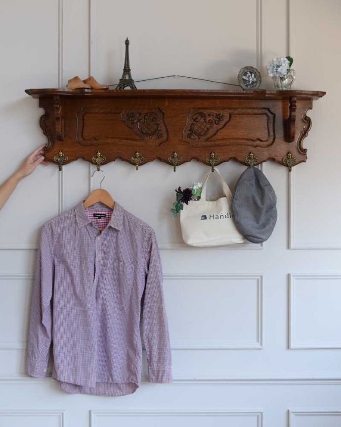 ウォールシェルフ・ウォールハンガー　アンティーク家具　プロヴァンス香るフランスで見つけたアンティークウォールハンガー（壁付けシェルフ）。壁をオシャレにしてくれる！実用的なアンティークフランスらしい優雅なデザインでおシャレな雰囲気を作ってくれるシェルフ。(j-2365-f)