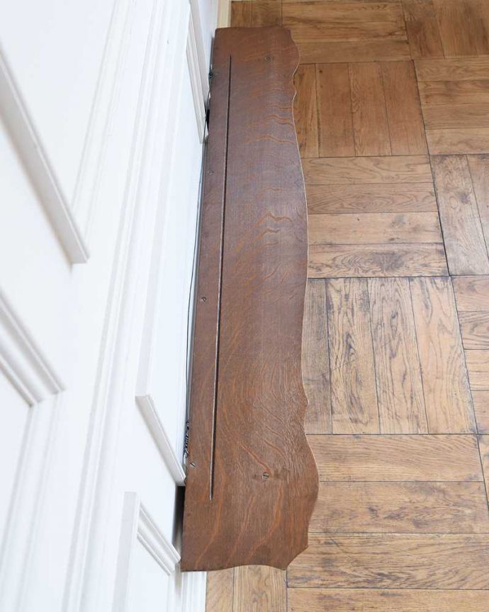 ウォールシェルフ・ウォールハンガー　アンティーク家具　プロヴァンス香るフランスで見つけたアンティークウォールハンガー（壁付けシェルフ）。天板を上から見てみると･･･モノを乗せる天板もアンティーク家具専門の職人がこんな感じできちんと仕上げました。(j-2365-f)