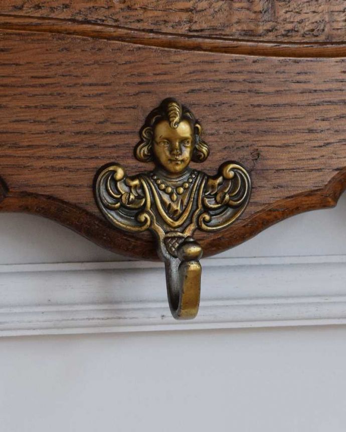 ウォールシェルフ・ウォールハンガー　アンティーク家具　プロヴァンス香るフランスで見つけたアンティークウォールハンガー（壁付けシェルフ）。いろいろ便利に使える仕掛けオリジナルのフックは形も色もアンティークらしく素敵。(j-2365-f)