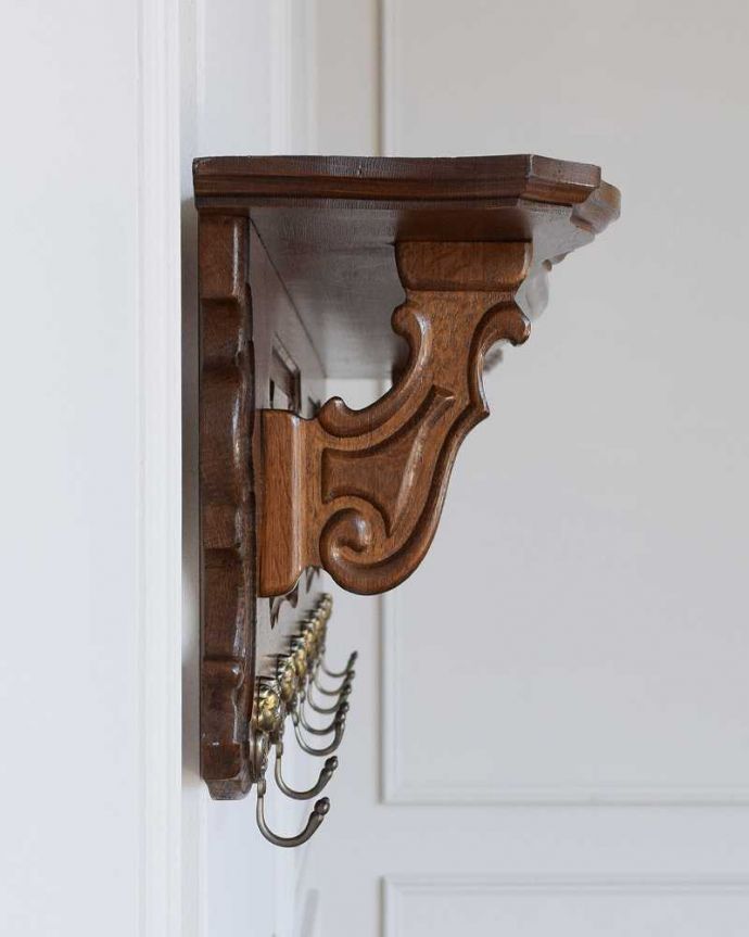 ウォールシェルフ・ウォールハンガー　アンティーク家具　プロヴァンス香るフランスで見つけたアンティークウォールハンガー（壁付けシェルフ）。横から見ても可愛いデザインですもちろん横顔だってフランスらしく可愛いデザイン。(j-2365-f)