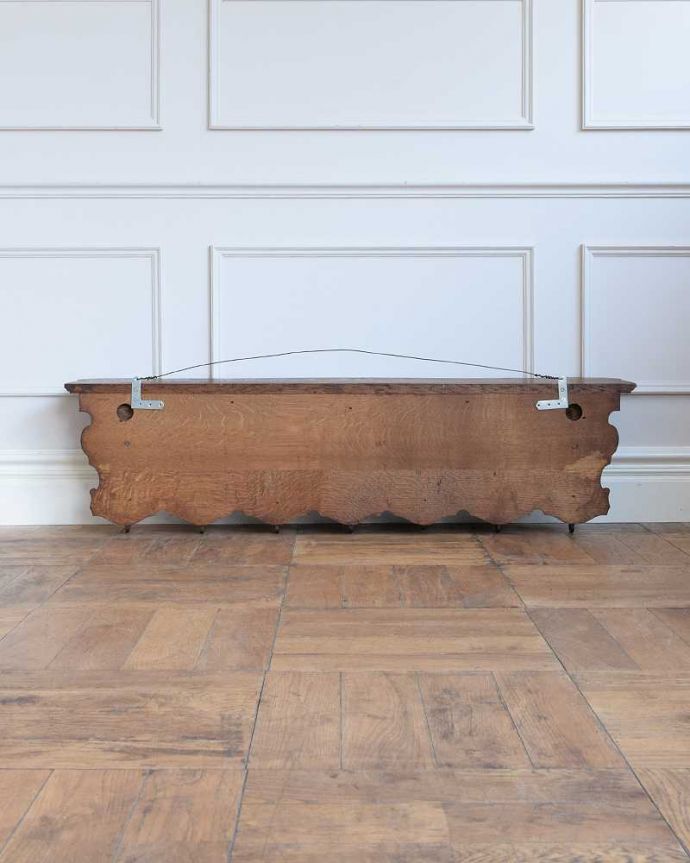 ウォールシェルフ・ウォールハンガー　アンティーク家具　プロヴァンス香るフランスで見つけたアンティークウォールハンガー（壁付けシェルフ）。後ろ側を見てみると･･･アンティークは新品ではないので、もちろん経年変化によるキズはありますが、壁への取り付け部分も職人がキレイに修復しました。(j-2365-f)