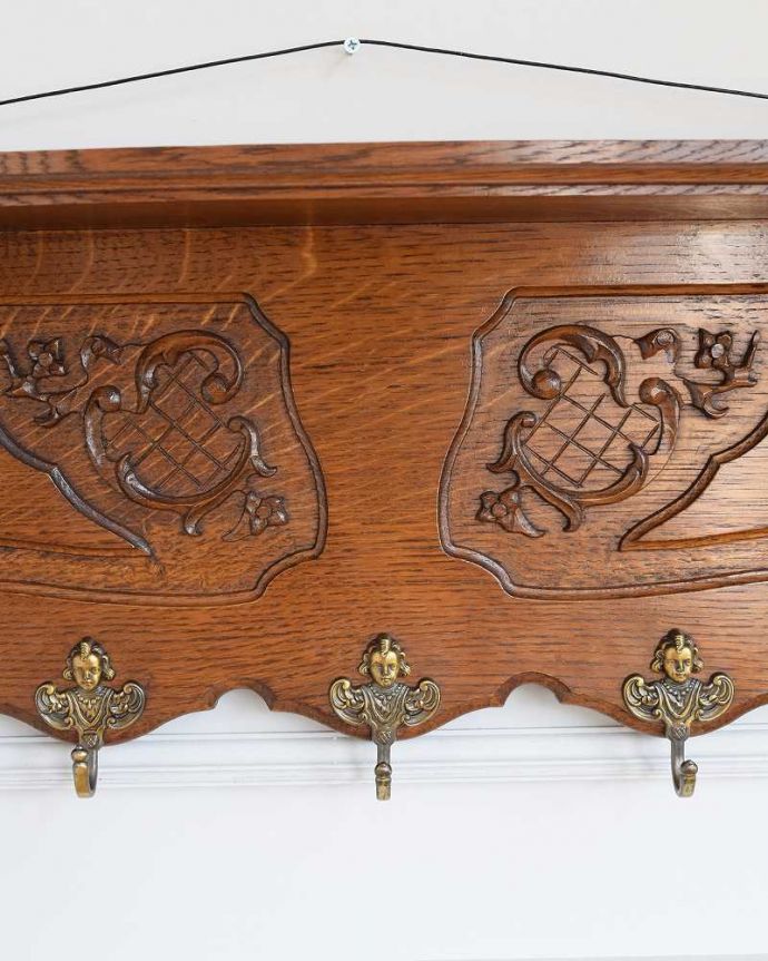 ウォールシェルフ・ウォールハンガー　アンティーク家具　プロヴァンス香るフランスで見つけたアンティークウォールハンガー（壁付けシェルフ）。フランスらしい彫りフランスらしさの象徴とも言える、優雅な彫りの装飾。(j-2365-f)