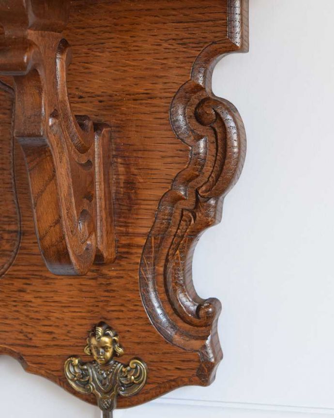 ウォールシェルフ・ウォールハンガー　アンティーク家具　プロヴァンス香るフランスで見つけたアンティークウォールハンガー（壁付けシェルフ）。美しい彫にもうっとり…妥協がないフランスらしい美しさを見つけるたびに幸せな気分になります。(j-2365-f)