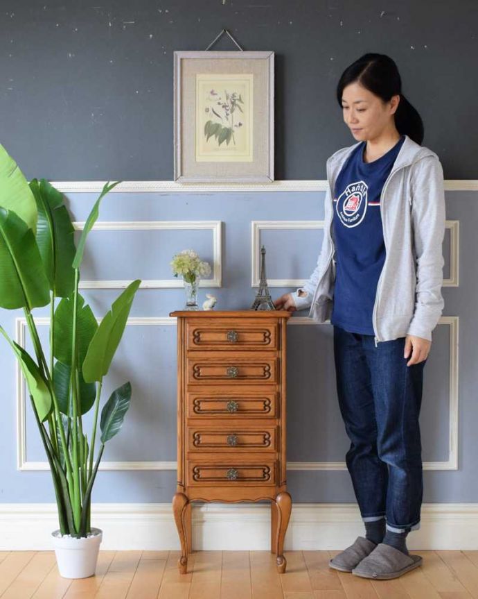 アンティークのチェスト アンティーク家具 フランスのアンティーク家具、彫が付いた猫脚のスモールチェスト。フランスらしい優雅なアンティークのチェスト脚の美しい曲線美は、さすがフランスのアンティーク。(j-2366-f)