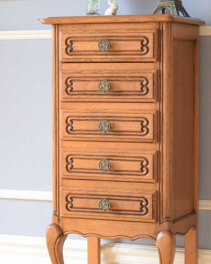 アンティークのチェスト アンティーク家具 フランスのアンティーク家具、彫が付いた猫脚のスモールチェスト。自慢したくなる美しさやっぱりフランスのチェストは美しい見た目が魅力。(j-2366-f)