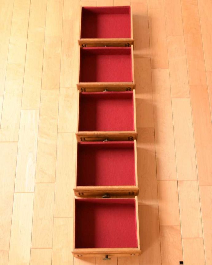 アンティークのチェスト アンティーク家具 フランスのアンティーク家具、彫が付いた猫脚のスモールチェスト。引き出しの中もキレイですもちろん引き出しの中も職人がキレイ仕上げました。(j-2366-f)