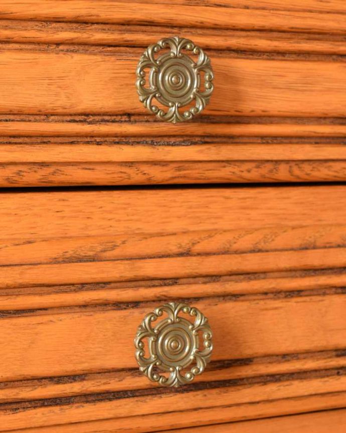 アンティークのチェスト アンティーク家具 フランスのアンティーク家具、彫が付いた猫脚のスモールチェスト。開ける度にワクワクする取っ手優雅なデザインの取っ手。(j-2366-f)