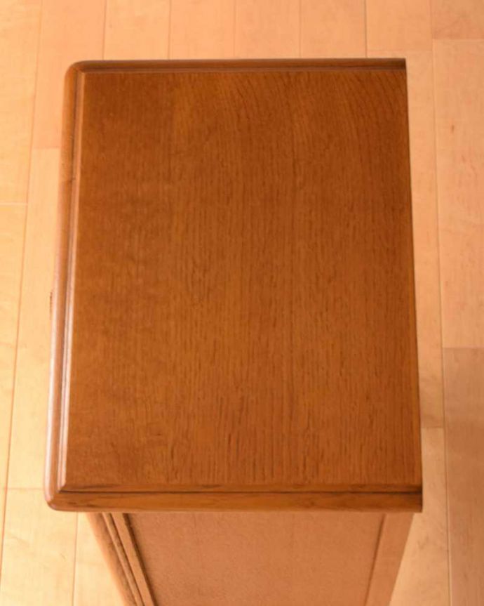 アンティークのチェスト アンティーク家具 フランスのアンティーク家具、彫が付いた猫脚のスモールチェスト。何を置いて楽しもうかな・・・天板も修復する際、塗装もキレイに仕上げたので、いろんなものを乗せて楽しんで下さい。(j-2366-f)