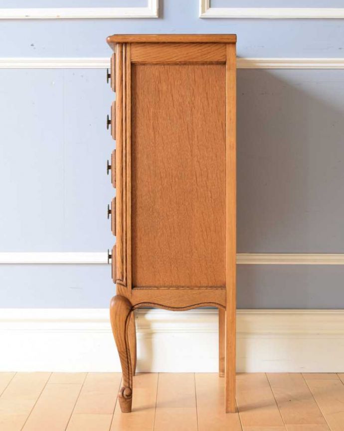 アンティークのチェスト アンティーク家具 フランスのアンティーク家具、彫が付いた猫脚のスモールチェスト。横から見てもステキもちろん、横顔からもフランスらしい美しさが漂っています。(j-2366-f)