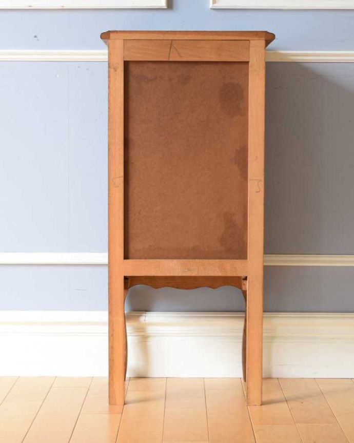 アンティークのチェスト アンティーク家具 フランスのアンティーク家具、彫が付いた猫脚のスモールチェスト。後ろ姿にも気を使ってますアンティークは新品ではないので、経年変化によるキズはありますが、専門の職人がお直しをしたので、後ろ姿もキレイです。(j-2366-f)