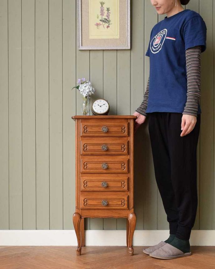 アンティークのチェスト　アンティーク家具　彫りが美しいどこにでも置けるスリムな5段チェスト、南フランスのエレガントなアンティーク家具、。フランスらしい優雅なアンティークのチェスト脚の美しい曲線美は、さすがフランスのアンティーク。(j-2367-f)