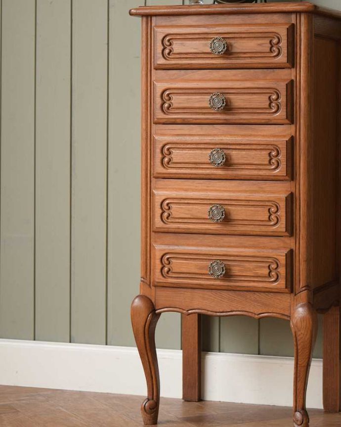 アンティークのチェスト　アンティーク家具　彫りが美しいどこにでも置けるスリムな5段チェスト、南フランスのエレガントなアンティーク家具、。自慢したくなる美しさやっぱりフランスのチェストは美しい見た目が魅力。(j-2367-f)