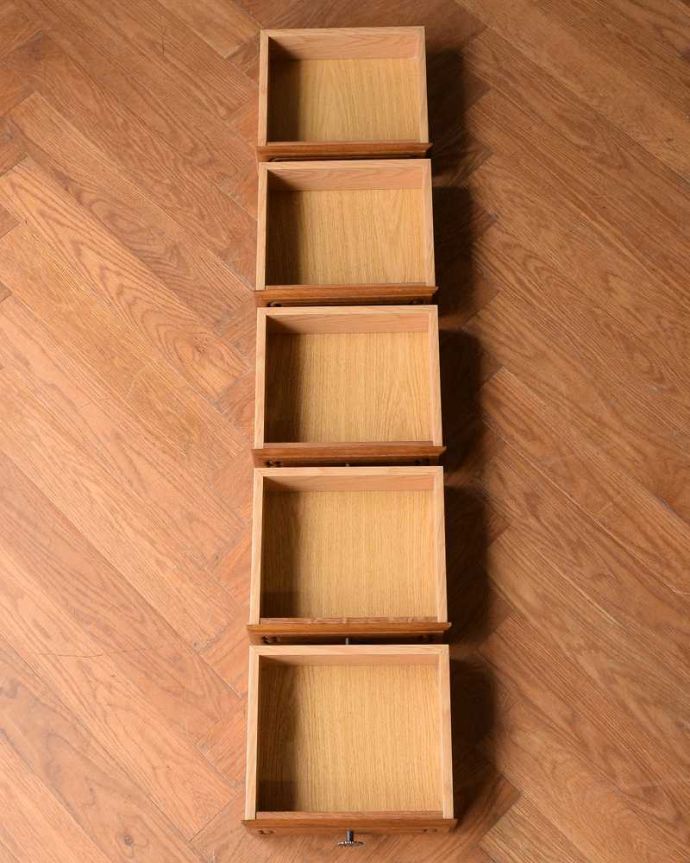 アンティークのチェスト　アンティーク家具　彫りが美しいどこにでも置けるスリムな5段チェスト、南フランスのエレガントなアンティーク家具、。引き出しの中もキレイですもちろん引き出しの中も職人がキレイ仕上げました。(j-2367-f)