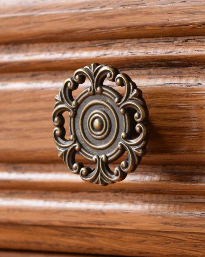 アンティークのチェスト　アンティーク家具　彫りが美しいどこにでも置けるスリムな5段チェスト、南フランスのエレガントなアンティーク家具、。開ける度にワクワクする取っ手優雅なデザインの取っ手。(j-2367-f)