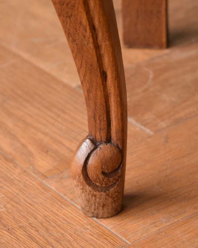 アンティークのチェスト　アンティーク家具　彫りが美しいどこにでも置けるスリムな5段チェスト、南フランスのエレガントなアンティーク家具、。女性1人でもラクラク運べますHandleのアンティークは、脚の裏にフェルトキーパーをお付けしています。(j-2367-f)