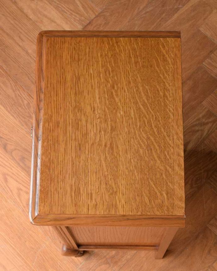 アンティークのチェスト　アンティーク家具　彫りが美しいどこにでも置けるスリムな5段チェスト、南フランスのエレガントなアンティーク家具、。何を置いて楽しもうかな・・・天板も修復する際、塗装もキレイに仕上げたので、いろんなものを乗せて楽しんで下さい。(j-2367-f)