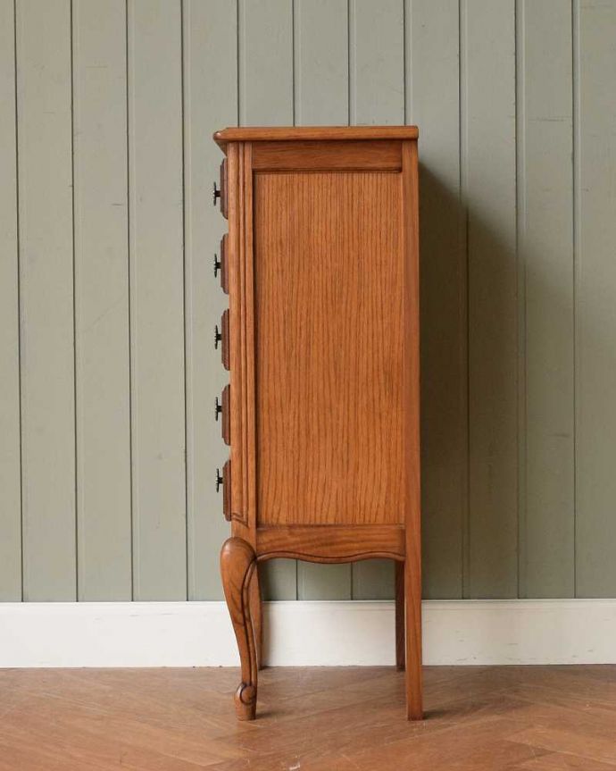 アンティークのチェスト　アンティーク家具　彫りが美しいどこにでも置けるスリムな5段チェスト、南フランスのエレガントなアンティーク家具、。横から見てもステキもちろん、横顔からもフランスらしい美しさが漂っています。(j-2367-f)