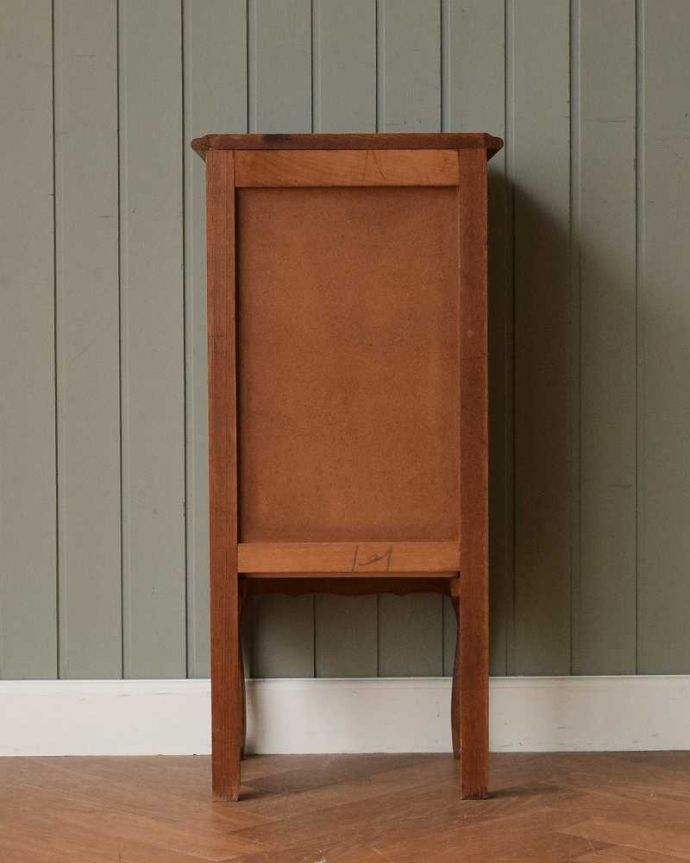 アンティークのチェスト　アンティーク家具　彫りが美しいどこにでも置けるスリムな5段チェスト、南フランスのエレガントなアンティーク家具、。後ろ姿にも気を使ってますアンティークは新品ではないので、経年変化によるキズはありますが、専門の職人がお直しをしたので、後ろ姿もキレイです。(j-2367-f)