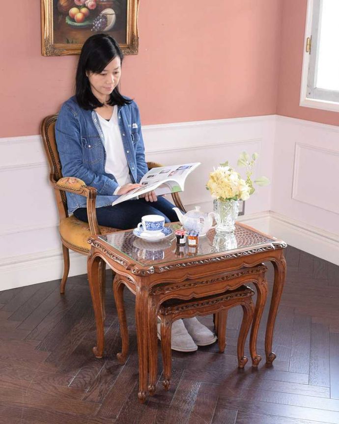 アンティークのテーブル　アンティーク家具　フランス輸入の編み目が美しいアンティークのネストテーブル（ガラス天板） 。親子一緒の姿が可愛いネストテーブルネストとは巣のこと。(j-2368-f)