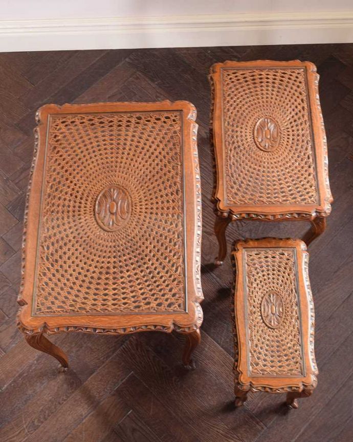 アンティークのテーブル　アンティーク家具　フランス輸入の編み目が美しいアンティークのネストテーブル（ガラス天板） 。3つを並べて上から見てみましょう大中小3つを並べてみると、こんな感じです。(j-2368-f)