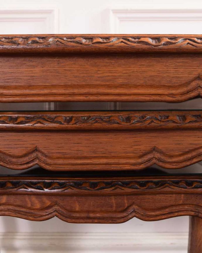 アンティークのテーブル　アンティーク家具　フランス輸入の編み目が美しいアンティークのネストテーブル（ガラス天板） 。いろんな場所にこだわり彫のデザインもいろいろです。(j-2368-f)