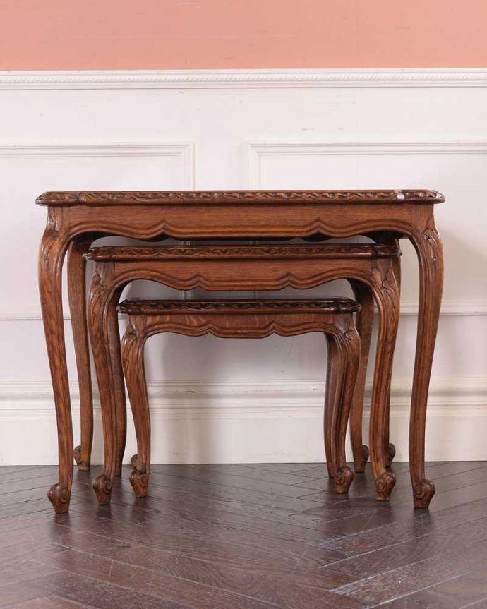 アンティークのテーブル　アンティーク家具　フランス輸入の編み目が美しいアンティークのネストテーブル（ガラス天板） 。見る角度によって見え方が違います。(j-2368-f)