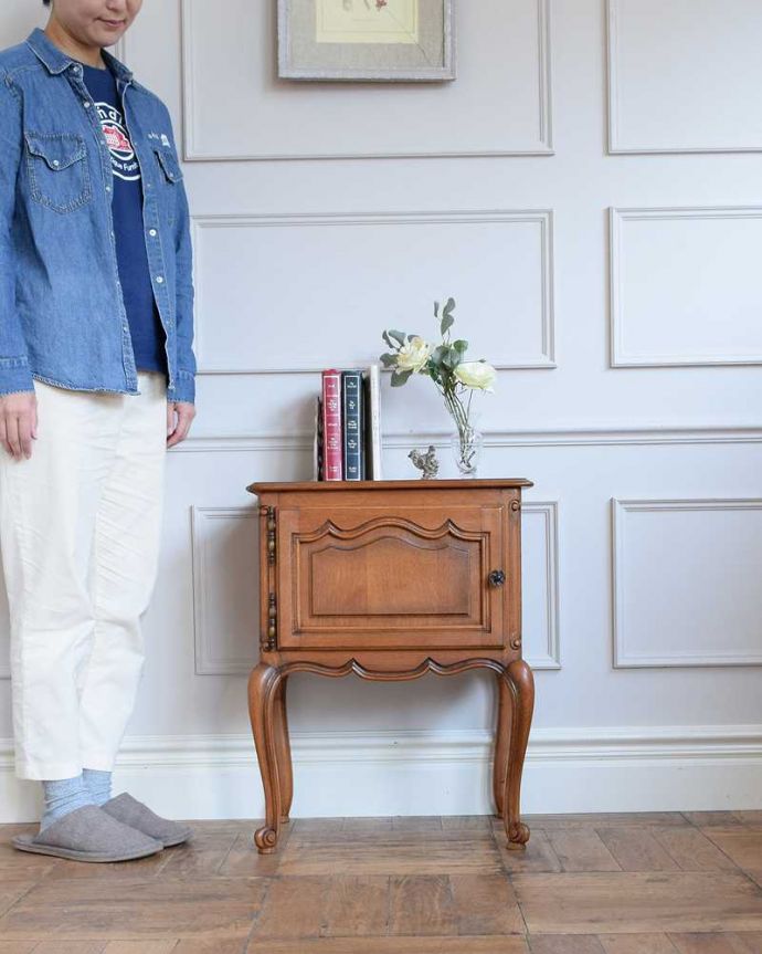 アンティークのキャビネット アンティーク家具 フランスのアンティーク家具、お花の取っ手が付いたナイトテーブル(スモールキャビネット)。フランスらしさがギュッと詰まっていますコンパクトなサイズなのにフランスらしく優雅な雰囲気がたっぷり詰まったキャビネット。(j-2370-f)