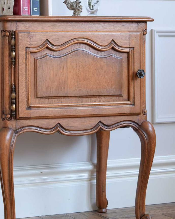 アンティークのキャビネット アンティーク家具 フランスのアンティーク家具、お花の取っ手が付いたナイトテーブル(スモールキャビネット)。どこにでも置けるサイズが魅力ベッドやソファの横など、どこにでも置けるコンパクトさ。(j-2370-f)