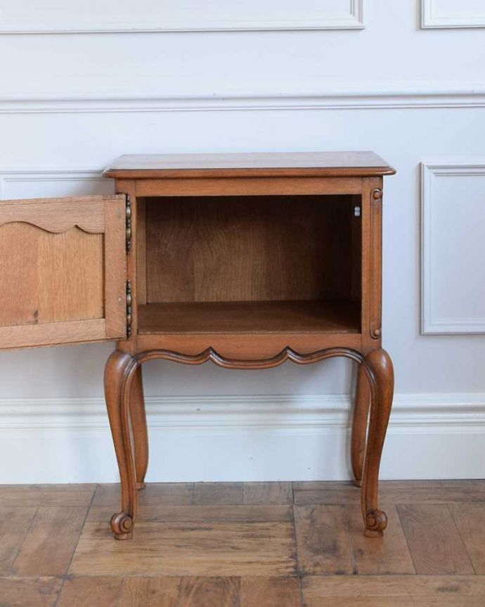 アンティークのキャビネット アンティーク家具 フランスのアンティーク家具、お花の取っ手が付いたナイトテーブル(スモールキャビネット)。扉を開けて中を見ると・・・専門の職人が仕上げたので中もキレイです。(j-2370-f)