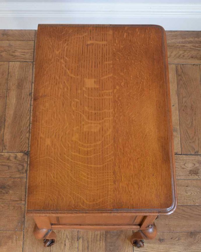 アンティークのキャビネット アンティーク家具 フランスのアンティーク家具、お花の取っ手が付いたナイトテーブル(スモールキャビネット)。上から見てみると・・・修復の際、天板の塗装もキレイに仕上げました。(j-2370-f)