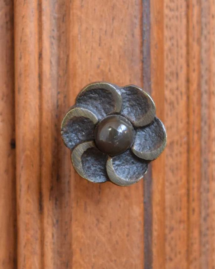 アンティークのキャビネット アンティーク家具 フランスのアンティーク家具、お花の取っ手が付いたナイトテーブル(スモールキャビネット)。取っ手のデザインも優雅フランスらしさは取っ手のデザインにも。(j-2370-f)