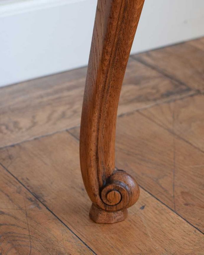 アンティークのキャビネット アンティーク家具 フランスのアンティーク家具、お花の取っ手が付いたナイトテーブル(スモールキャビネット)。女性1人でラクラク運べちゃう仕掛けHandleのアンティークの脚の裏にはフェルトキーパーが付いているんです。(j-2370-f)