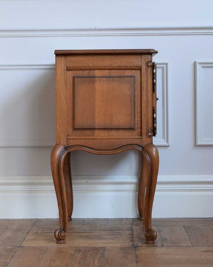 アンティークのキャビネット アンティーク家具 フランスのアンティーク家具、お花の取っ手が付いたナイトテーブル(スモールキャビネット)。横から見ても美しいんです正面はもちろん、横顔だってフランスらしく美しいです。(j-2370-f)