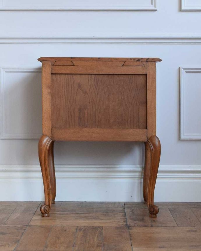 アンティークのキャビネット アンティーク家具 フランスのアンティーク家具、お花の取っ手が付いたナイトテーブル(スモールキャビネット)。後ろから見ても・・・アンティークは新品ではないので、もちろん経年変化によるキズはありますが、専門の職人がお直しをしているので、後ろ姿もキレイです。(j-2370-f)