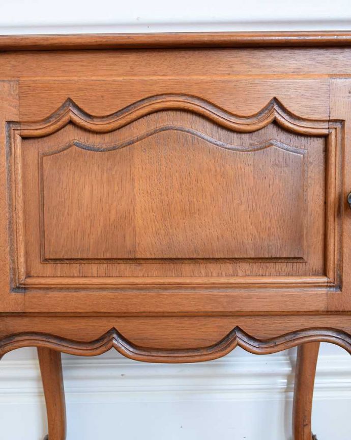 アンティークのキャビネット アンティーク家具 フランスのアンティーク家具、お花の取っ手が付いたナイトテーブル(スモールキャビネット)。惚れ惚れしちゃう美しさこんなに堅い無垢材に一体どうやって彫ったんだろう?と不思議になるくらい細かい彫にうっとりです。(j-2370-f)