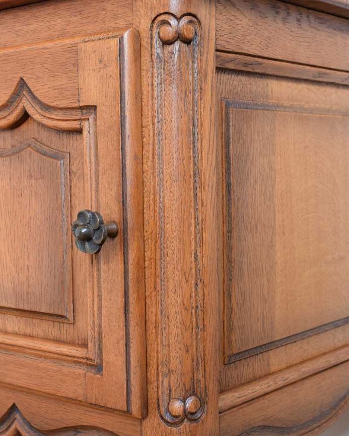 アンティークのキャビネット アンティーク家具 フランスのアンティーク家具、お花の取っ手が付いたナイトテーブル(スモールキャビネット)。いろんな場所にこだわり彫のデザインもいろいろです。(j-2370-f)